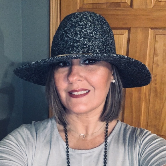 Meet your Posher, Syd. Renee. - Picture 3 of 3